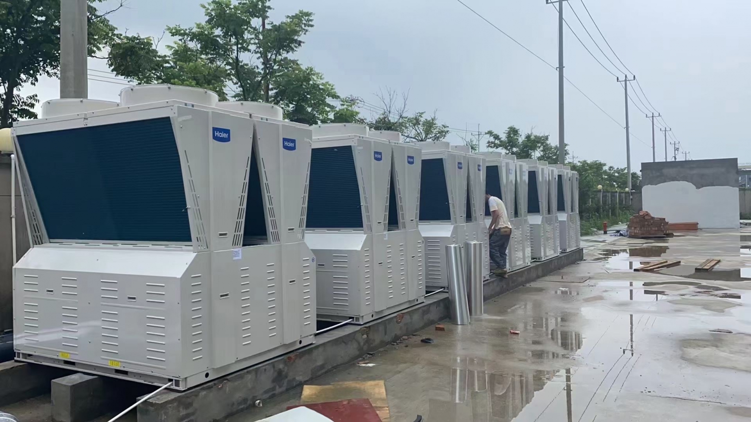 海爾變頻風(fēng)冷熱泵服役溫州某知名電器工廠